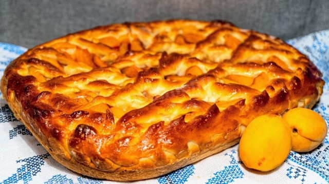 дріжджовий пиріг з абрикосами і джемом на кефірі