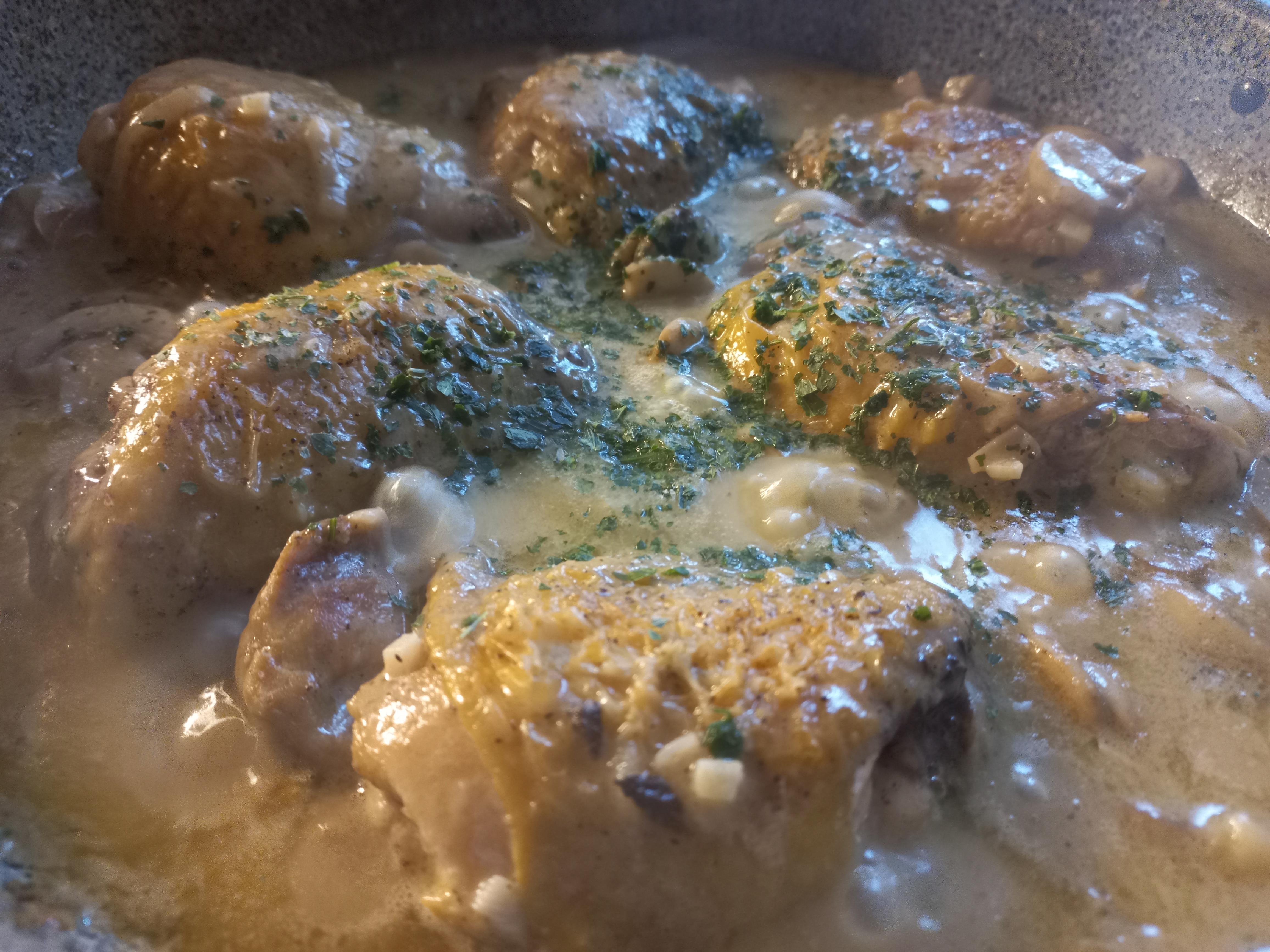 Курячі бедра у грибній підливі