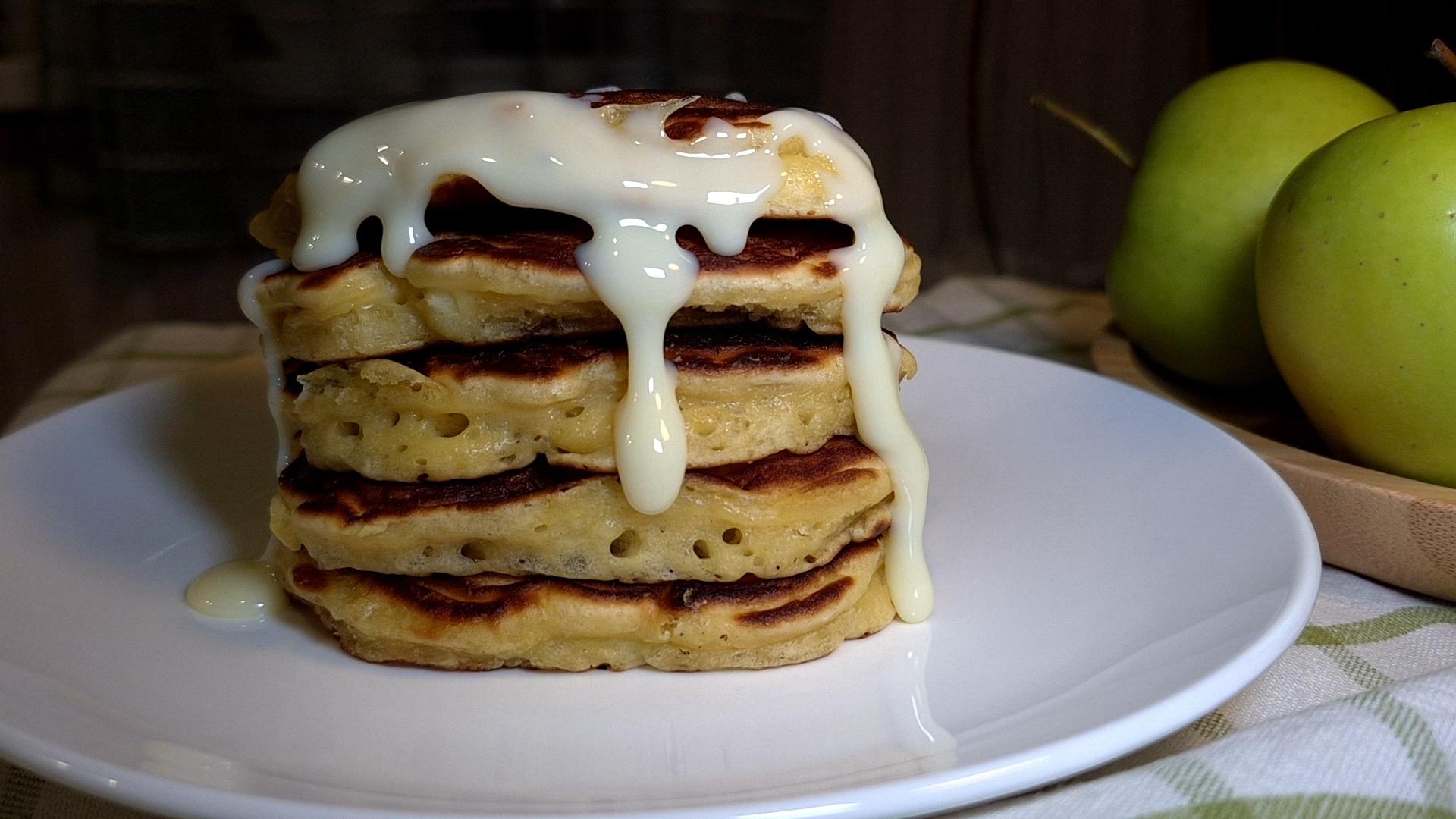 Яблучні панкейки