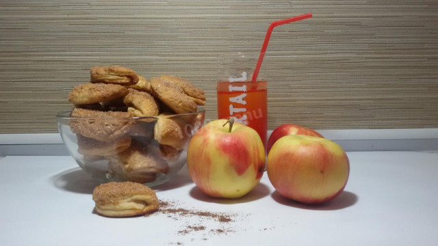 Печиво з яблуками і корицею на сметані