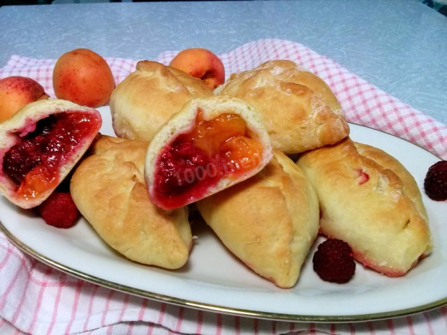 дріжджові пиріжки з абрикосами і малиною