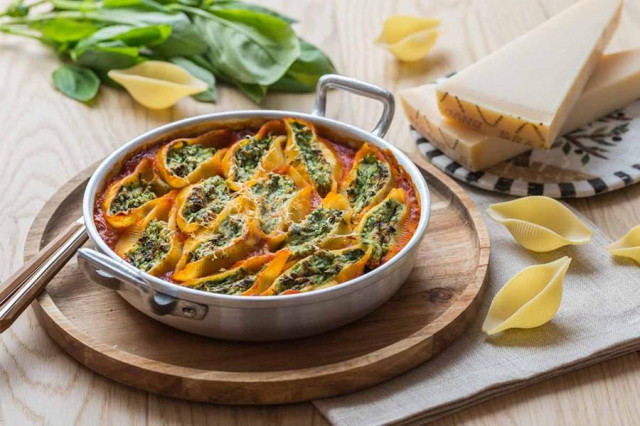 макарони черепашки зі шпинатом, сиром Рікотта і Грана Падано