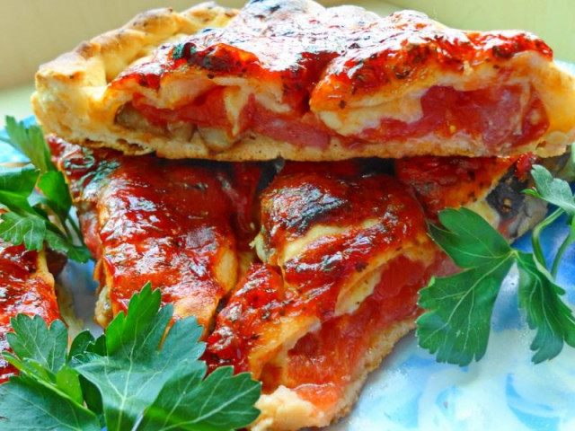 Піца Кальцоне з копченими ковбасками і грибами
