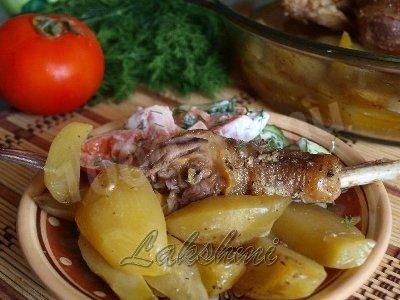 курка запечена в духовці з картоплею