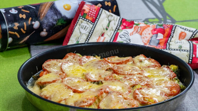 куряче філе запечене з замороженими овочами і сиром