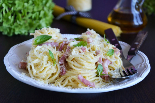 макарони з шинкою і сиром