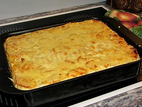 картопляна запіканка з грибами, вершками, сиром і цибулею