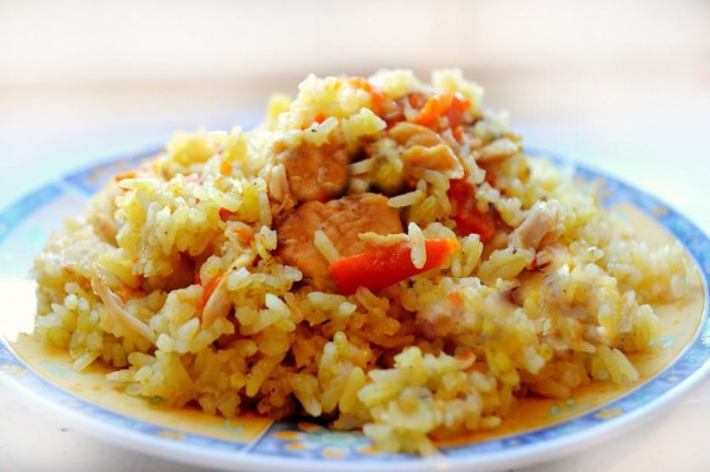 смачний плов з куркою в мультиварці
