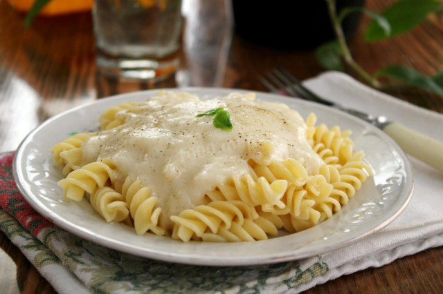 макарони з соусом бешамель