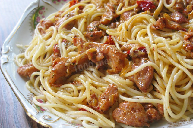 макарони з куркою в мультиварці в соусі