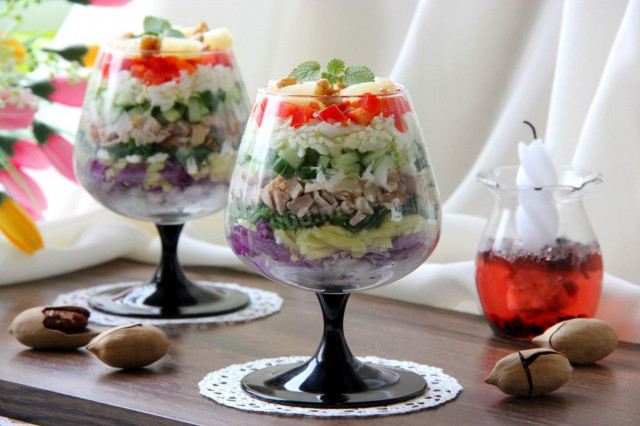 листковий салат з куркою і ананасами