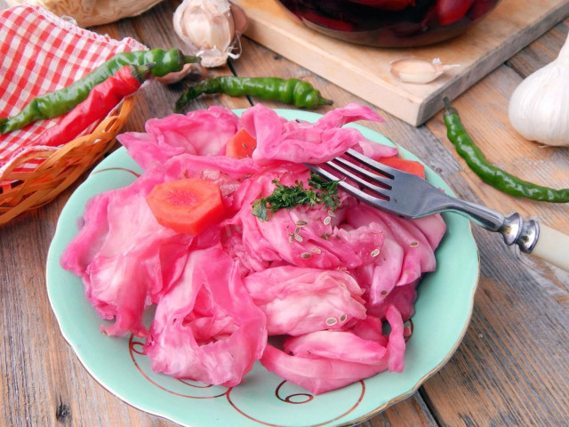 маринована капуста великими шматками з буряком