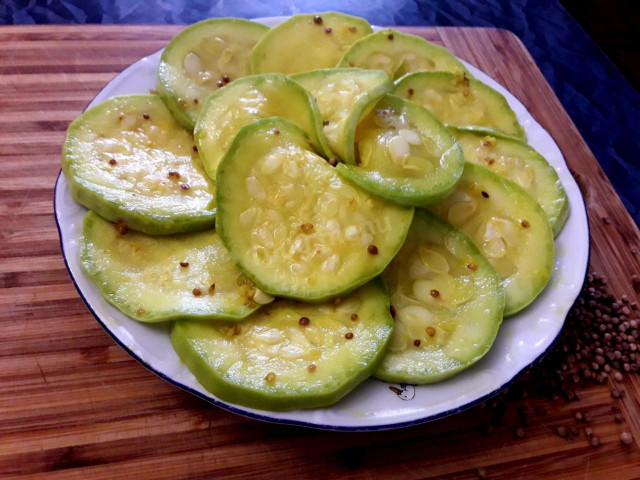 мариновані кабачки з куркумою