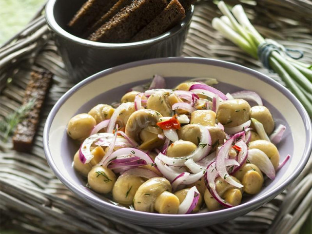 печериці з цибулею мариновані