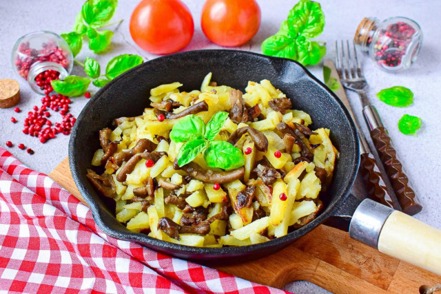 картопля з опеньками смажена на сковороді