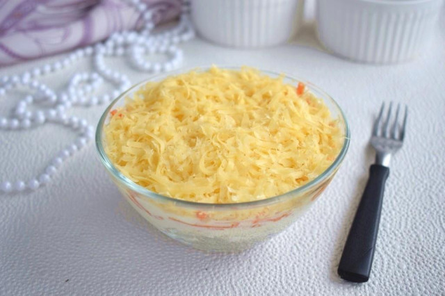 листковий салат з морквою, яйцями, філе кури і сиром