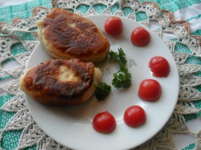 смажені пиріжки з рисом яйцем і цибулею зеленим
