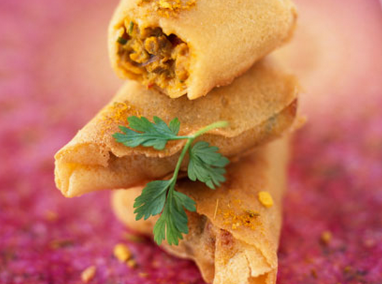 індійські samosa (пиріжки з тіста філо) з фаршем