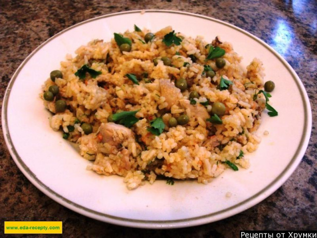 Паелья з куркою, зеленим горошком і шафраном