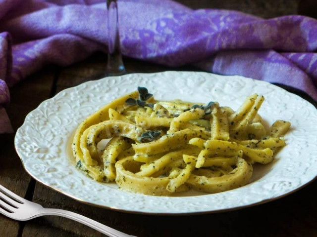 макарони з кальмарами у вершковому соусі