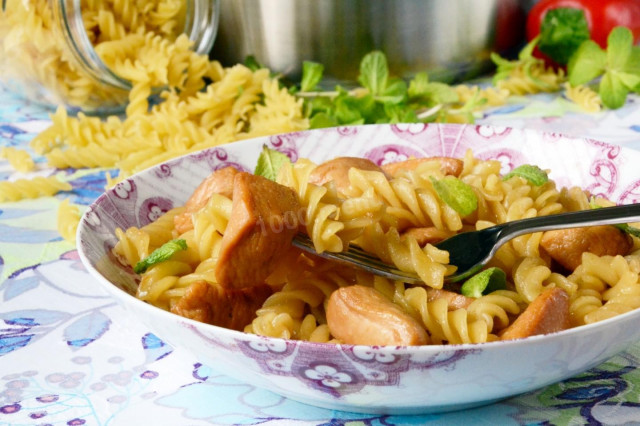 макарони з соєвим соусом і куркою