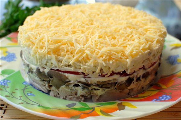 святковий салат з телячим язиком і печерицями