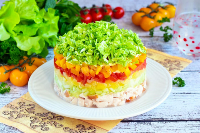 листковий салат з копченою куркою