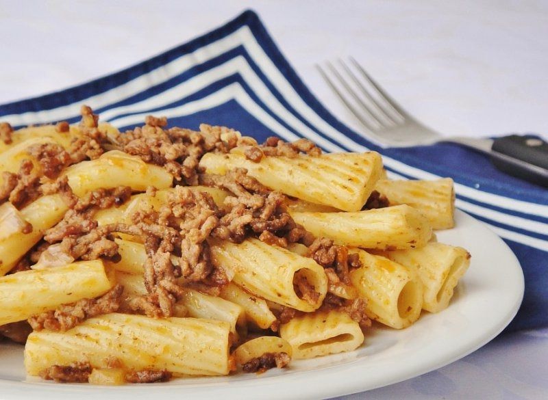 макарони по-флотськи з індичкою і цибулею