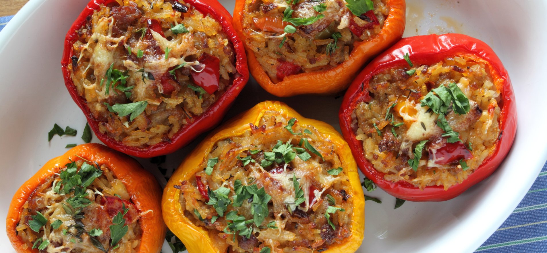 Фарширований перець з рисом, курятиною і кукурудзою