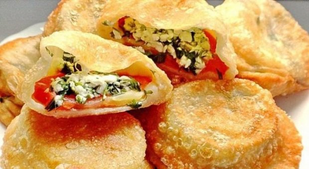 смачні домашні пиріжки з помідорами і бринзою
