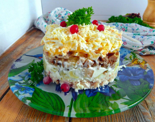 листковий салат з солоними грибами сиром і куркою