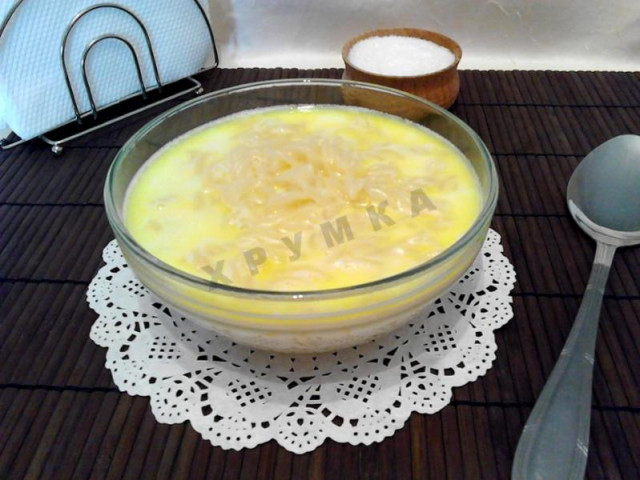 молочний суп з макаронами для дитини з медом