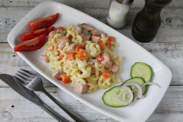 макарони з горбушею цибулею і морквою в соусі