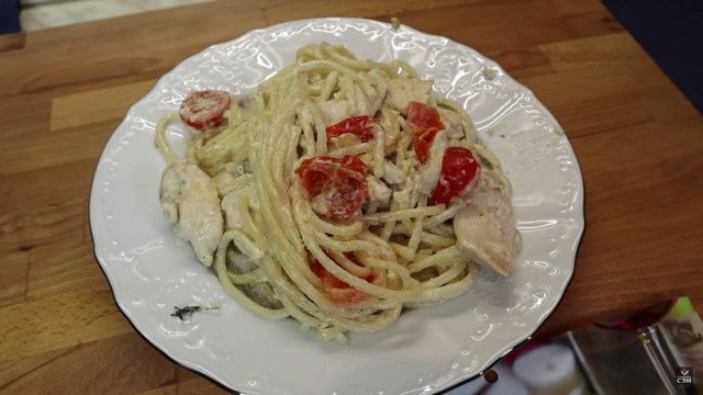 Паста з курячими грудками і помідорами черрі