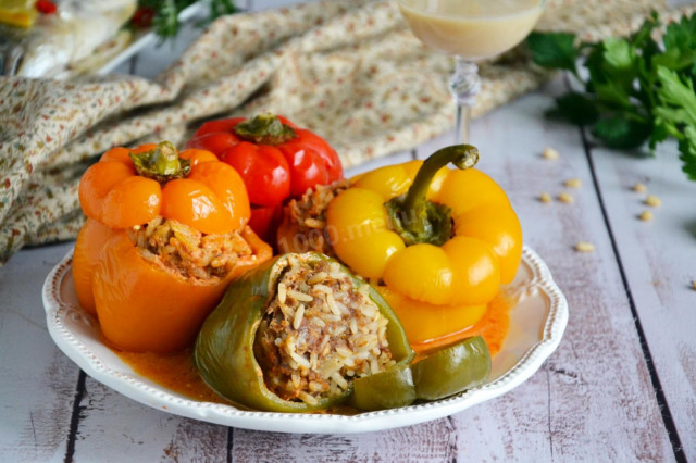 фаршировані перці в томатній пасті з кедровими горішками