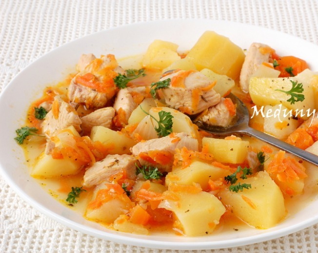 картопля, тушкована з куркою і овочами в мультиварці