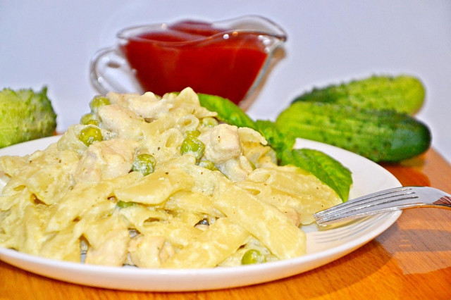 макарони з куркою і горошком у вершковому соусі