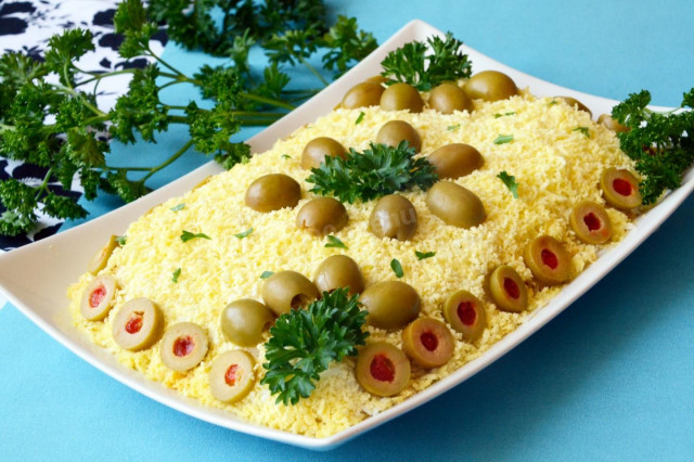 Класичний листковий салат з печінкою тріски