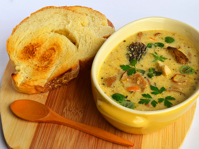 курячі шлуночки з грибами і картоплею