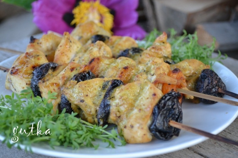 куряче філе з чорносливом (курагою) на грилі