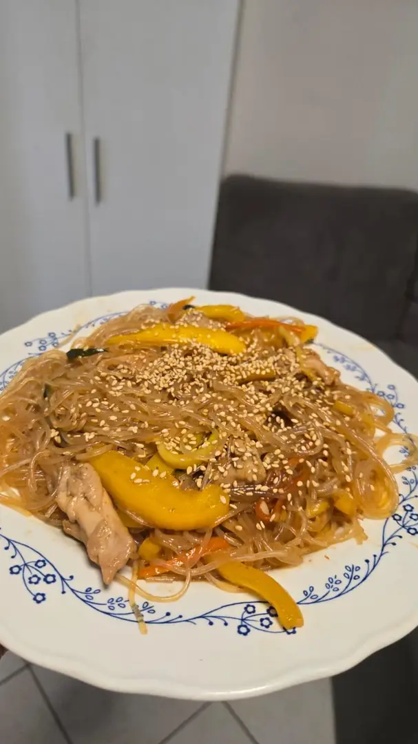 Скляна локшина з куркою та овочами в пікантному соусі