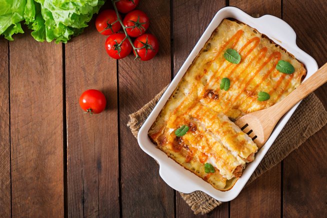 Млинці з начинкою, запечені під соусом бешамель