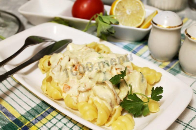 макарони черепашки з куркою і лисичками у вершковому соусі