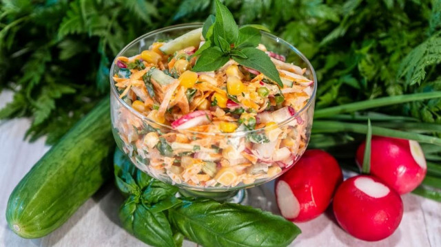 літній овочевий салат з консервованою кукурудзою