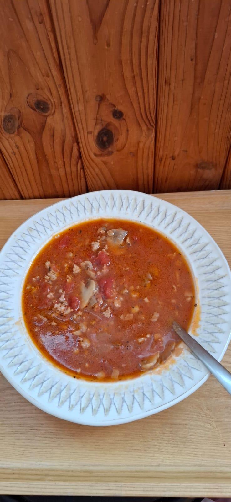 Томатний суп з фаршем та грибами