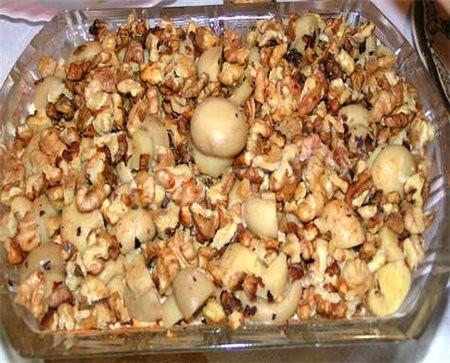 грибний салат з сиром і часниковим соусом Горіхова казка
