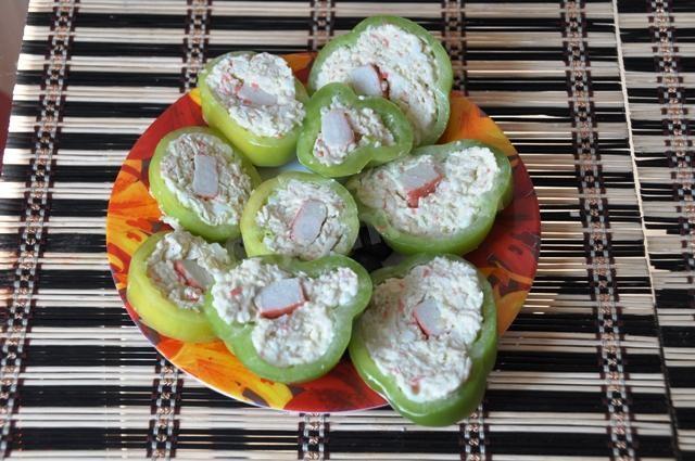 перець фарширований сиром і крабовими паличками