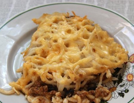 макарони з фаршем і болгарським перцем з соусом бешамель