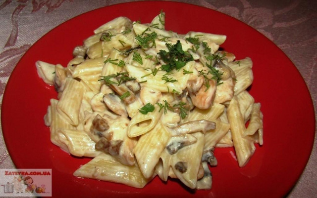 макарони з куркою грибами і сиром