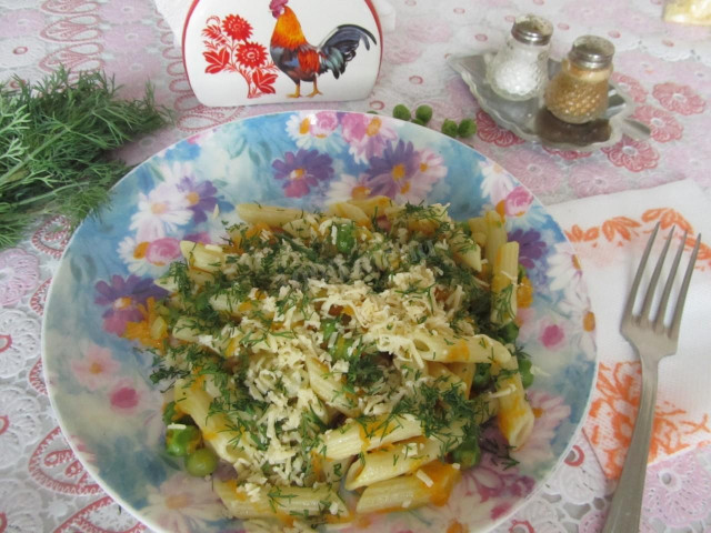 макарони з зеленим горошком і сиром